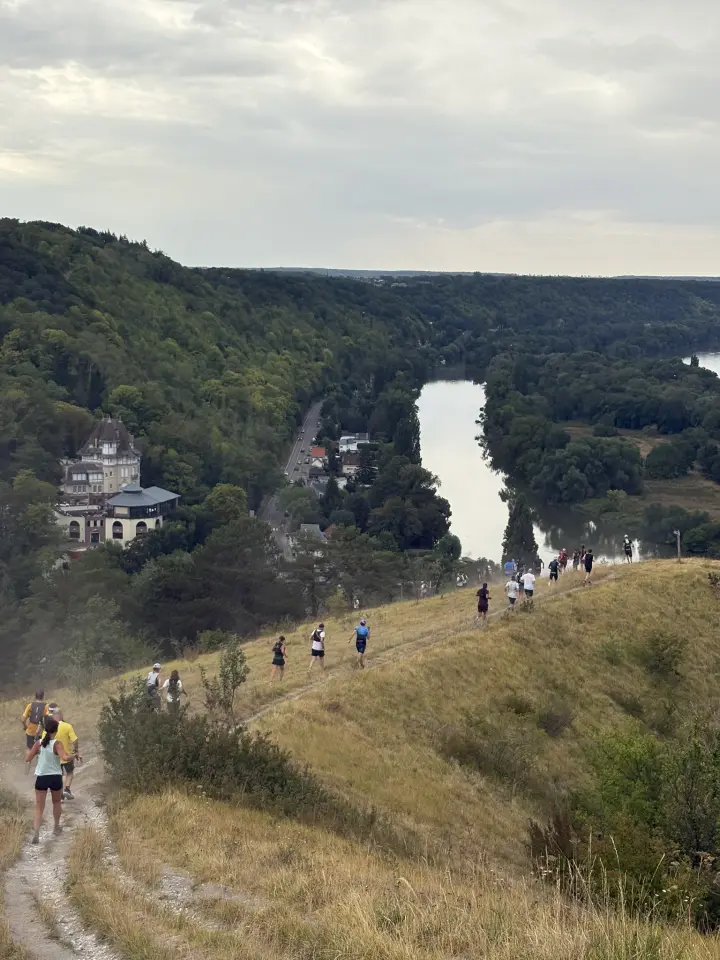A group of Buddiz runners on a trail above the Seine